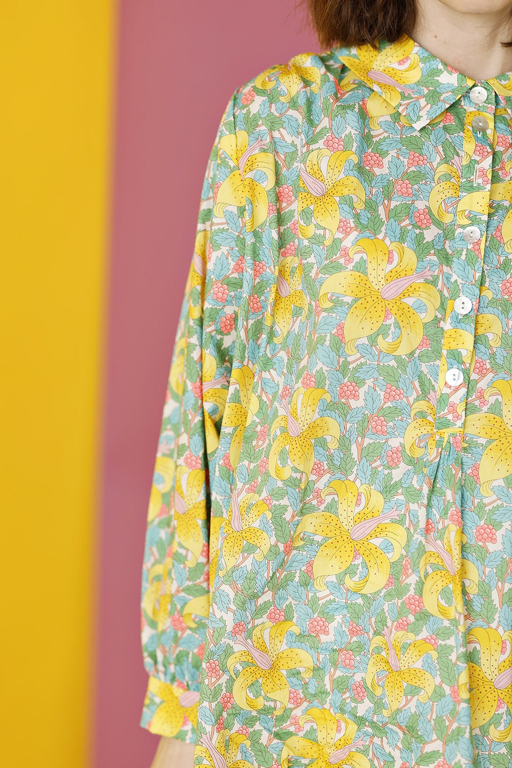 mc967b-li25-skjorte-liberty-skjorte-shirt-libertyshirt-libertyskjorte-sommerstyle-sommer25-danskdesign-mcverdi-6