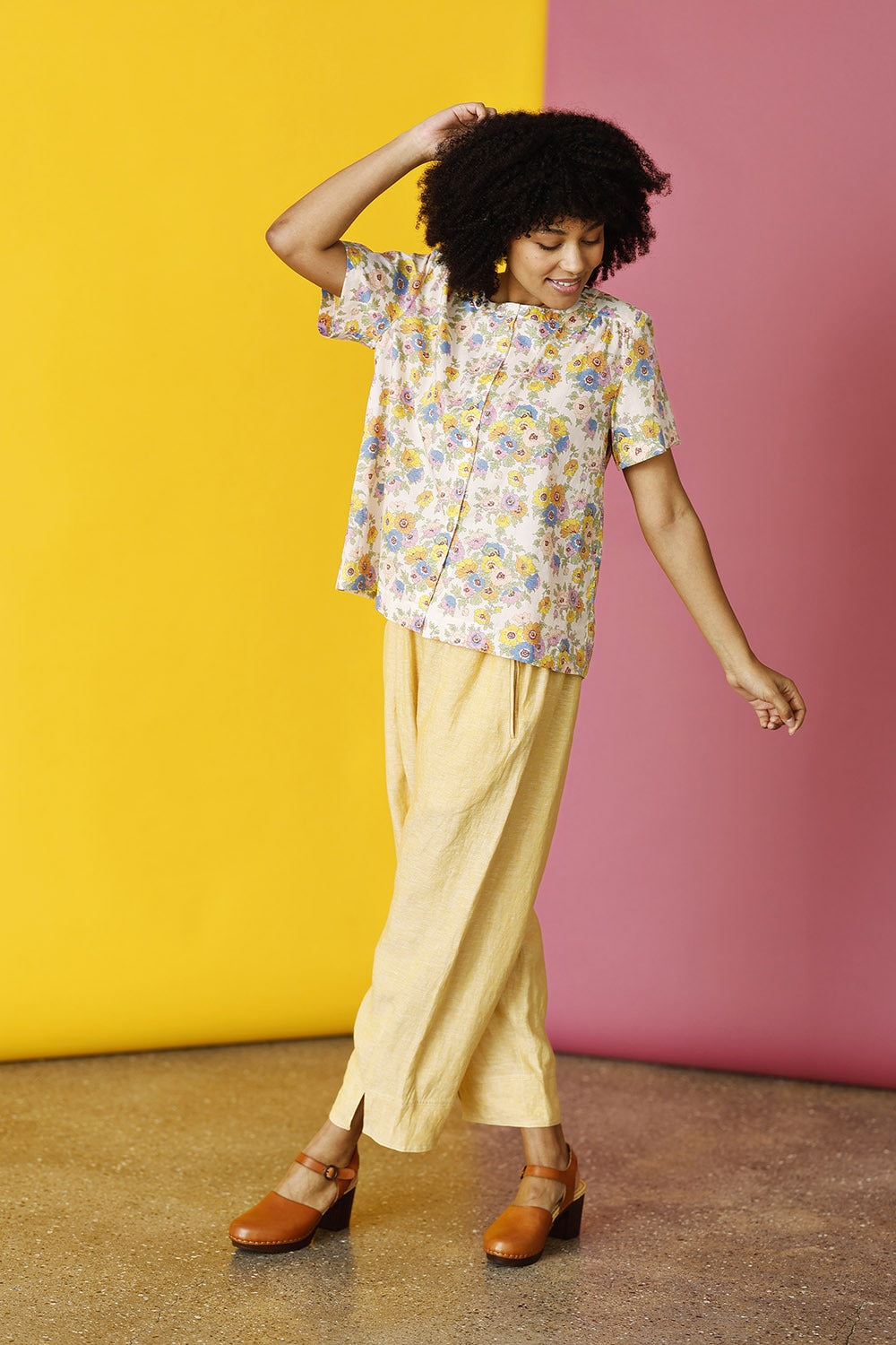 Mc967a-rom25-liberty-skjorte-shirt-kortærmet-bluse-blomster-libertylondon.jpg-1