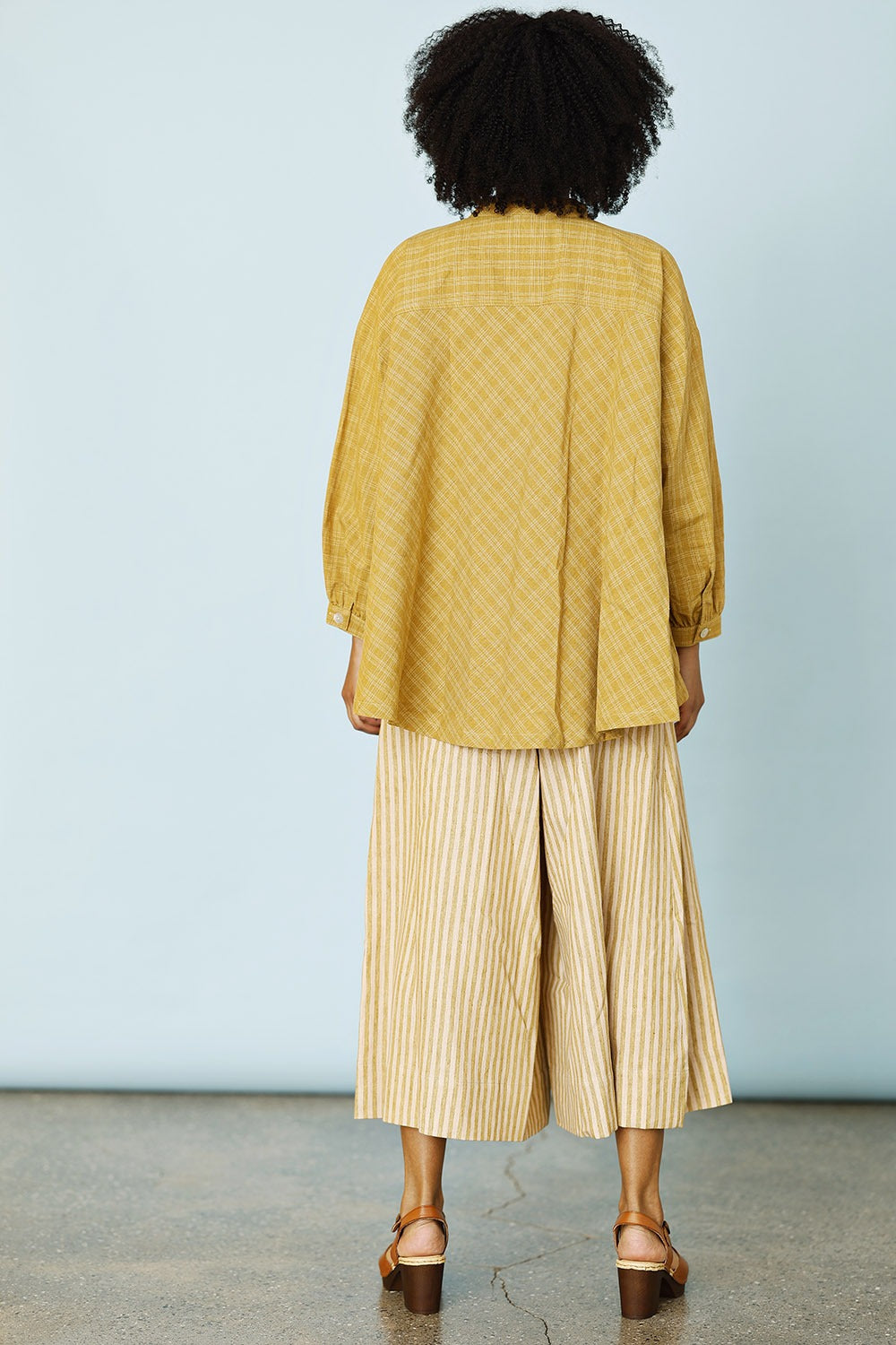 Mc969a-ye25-rita-skjorte-sommerskjorte-gul-gulskjorte-yellowshirt-ss25-5