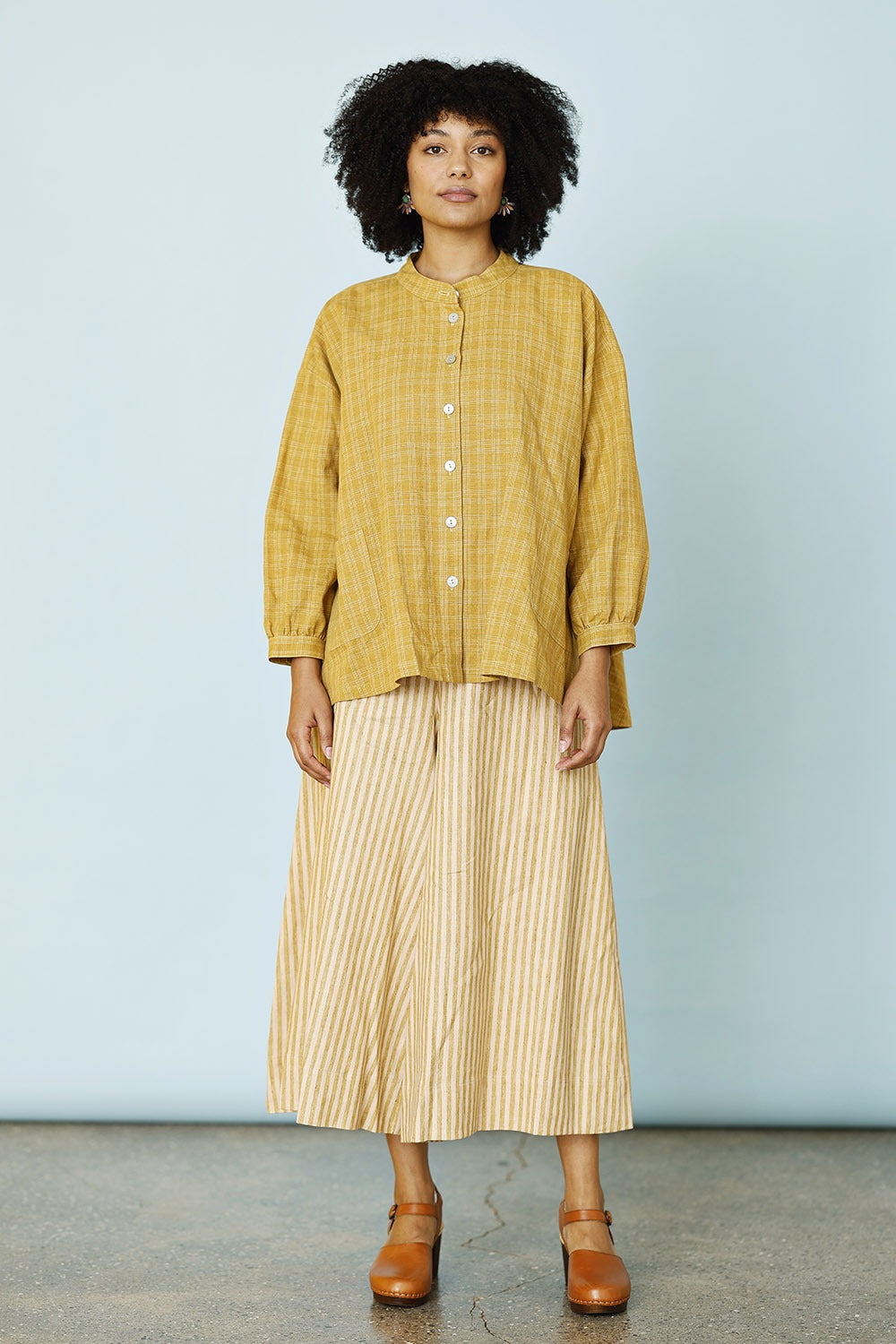 Mc969a-ye25-rita-skjorte-sommerskjorte-gul-gulskjorte-yellowshirt-ss25-3