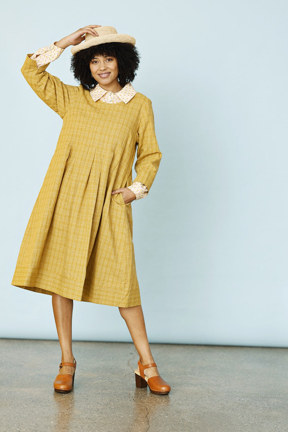 Mc969c-ye25-pleat-kjole-dress-sommerkjole-summerdress-yellow-gulkjole-ss25-4