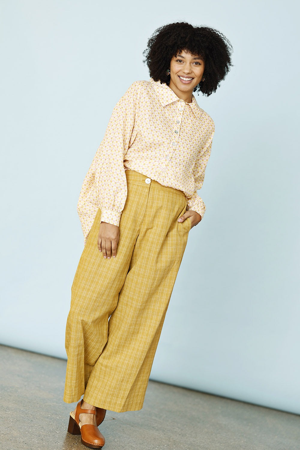Mc969f-ye25-gul-yellow-gulebukser-yellowpants-somerbukser-ss25-1