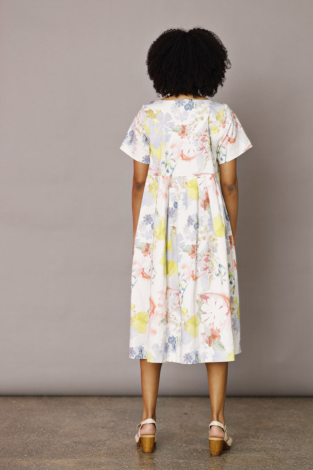 Mc970b-ye25-signekarina-kjole-dress-flower-grafisk-gul-yellow-sommerkjole-1