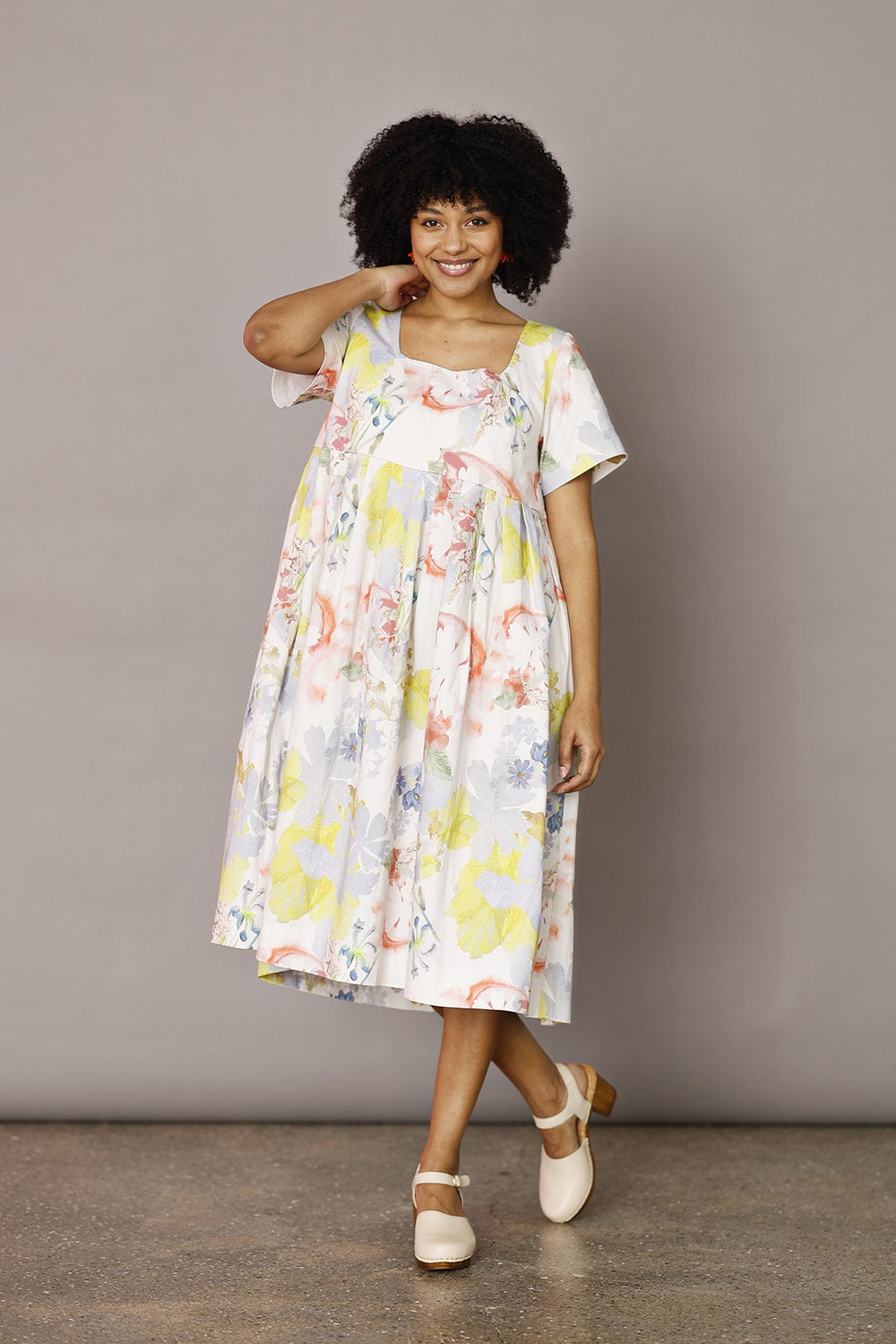Mc970b-ye25-signekarina-kjole-dress-flower-grafisk-gul-yellow-sommerkjole
