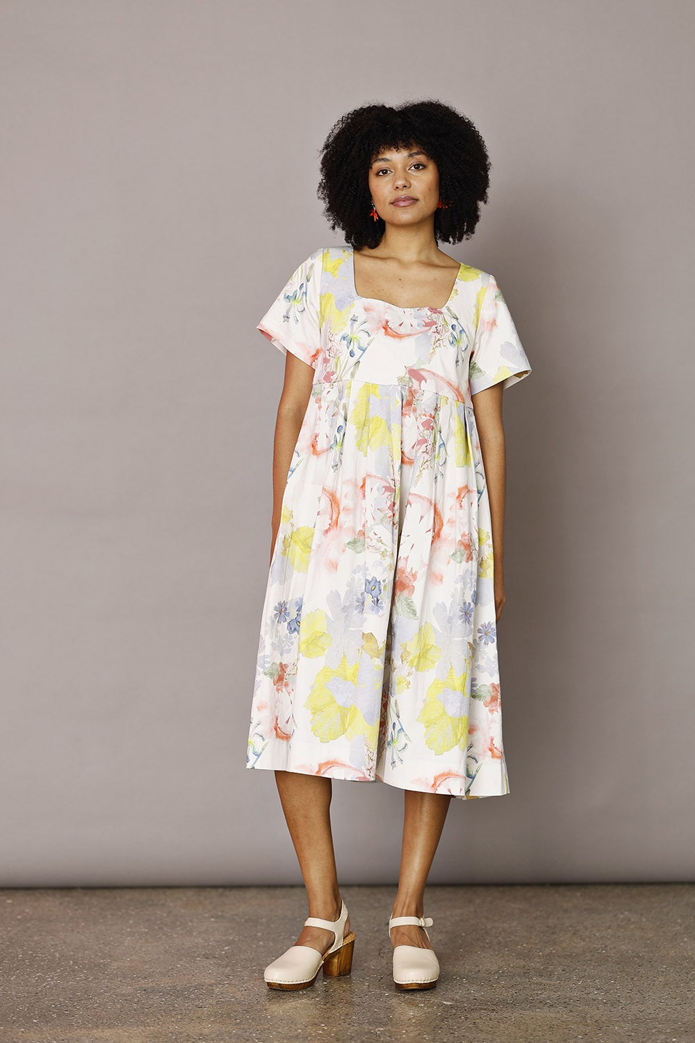 Mc970b-ye25-signekarina-kjole-dress-flower-grafisk-gul-yellow-sommerkjole-4