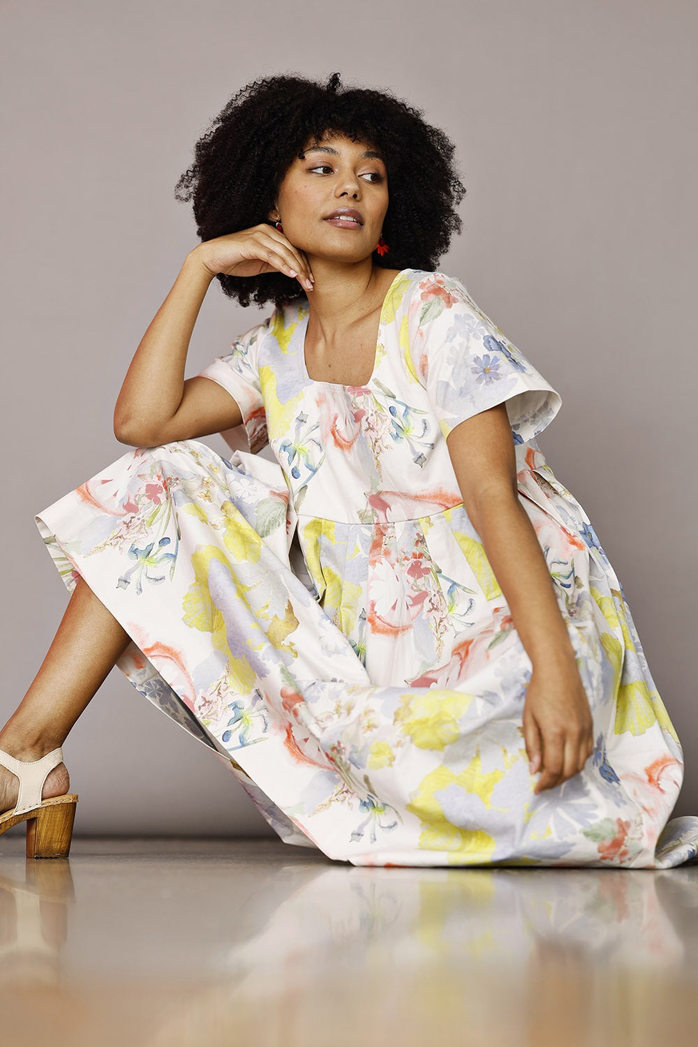 Mc970b-ye25-signekarina-kjole-dress-flower-grafisk-gul-yellow-sommerkjole-5