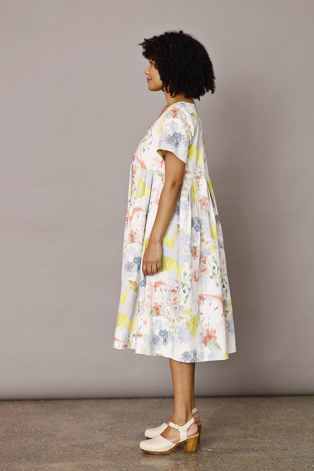Mc970b-ye25-signekarina-kjole-dress-flower-grafisk-gul-yellow-sommerkjole-ss25