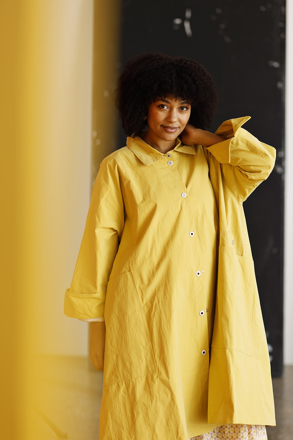 mc920c-ye25-mcverdi-danskdesign-frakke-lunafrakke-coat-forårsfrakke-sommerjakke-gul-yellow-2′