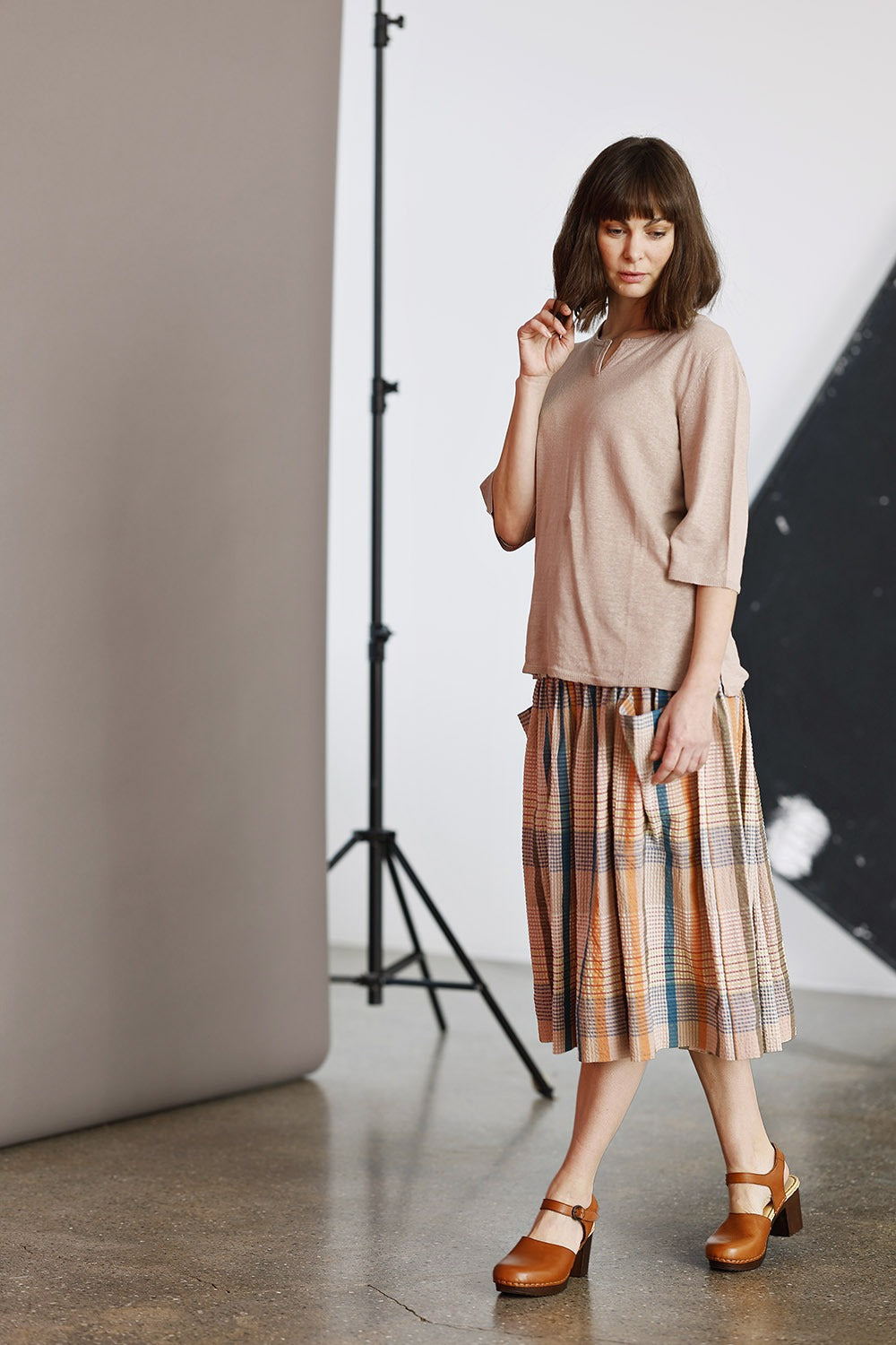 mansted-pia-25-sand-strik-knit-sand-sommerstrik-v-hals-summerknit-3