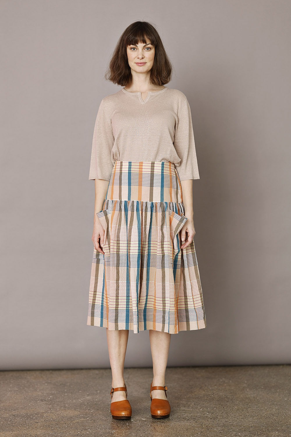 mansted-pia-25-sand-strik-knit-sand-sommerstrik-v-hals-summerknit