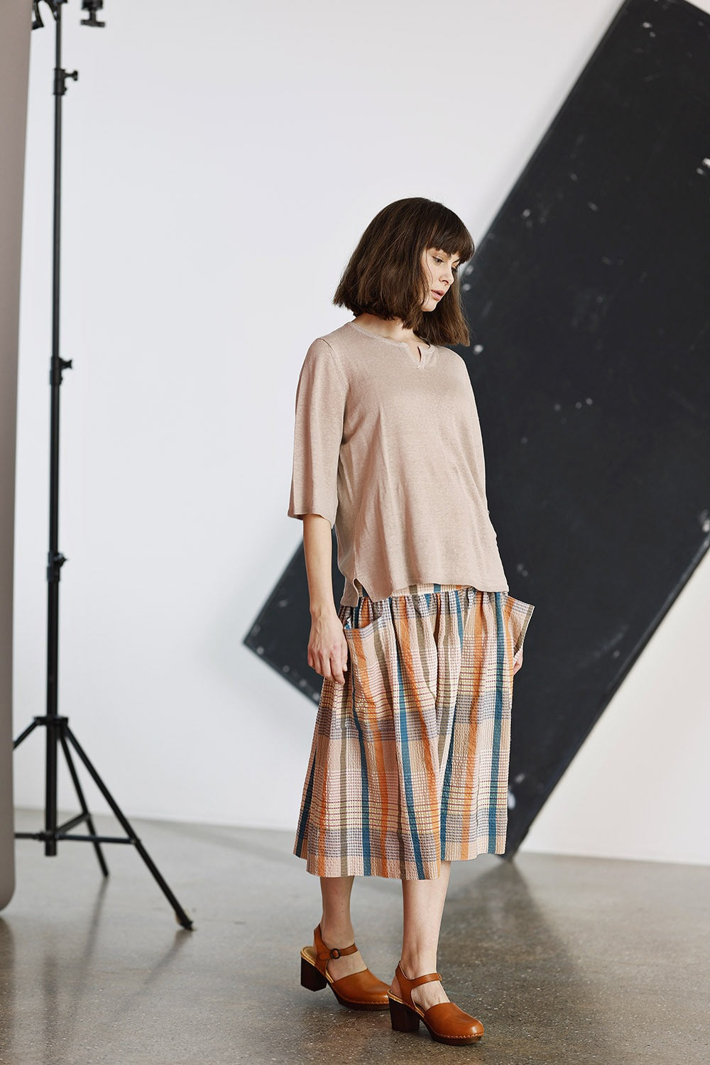 mansted-pia-25-sand-strik-knit-sand-sommerstrik-v-hals-summerknit-2