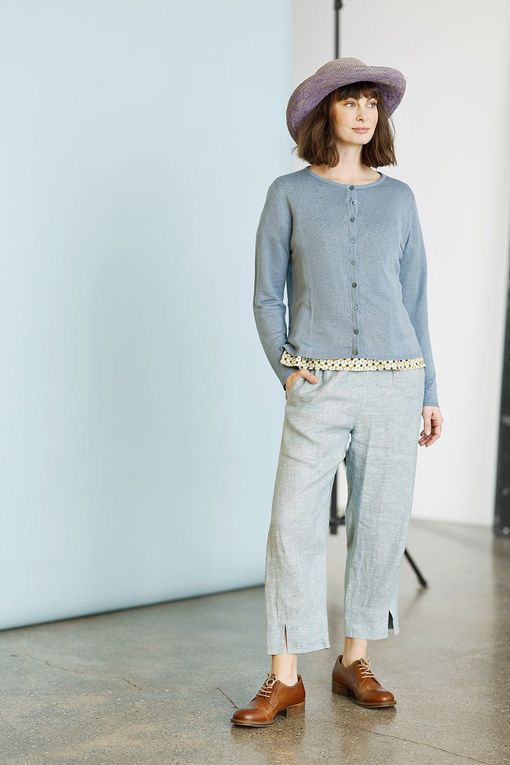 mansted-pinoir-09-denim-strik.cardigan-knot-sommerstrik-sommercardigan-blå-blue-ss25-6