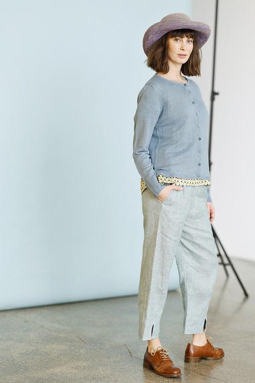 mansted-pinoir-09-denim-strik.cardigan-knot-sommerstrik-sommercardigan-blå-blue-ss25-7