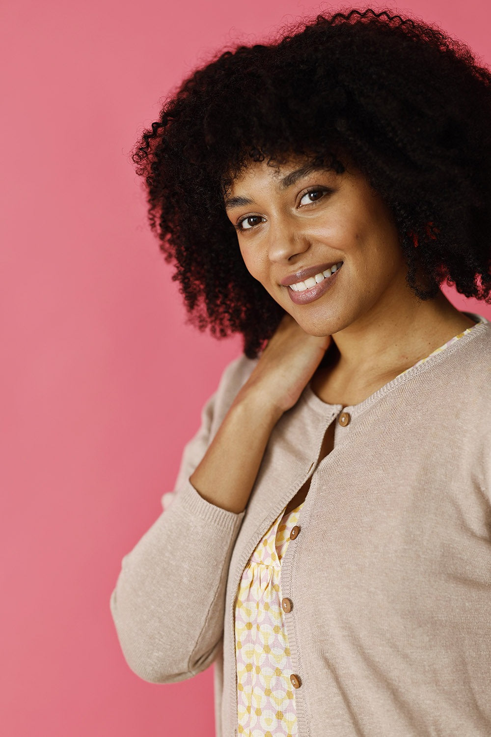 mansted-pinoir-25-sand-cardigan-strik-sommerstrik-sandfarvet-knit-ss25-3