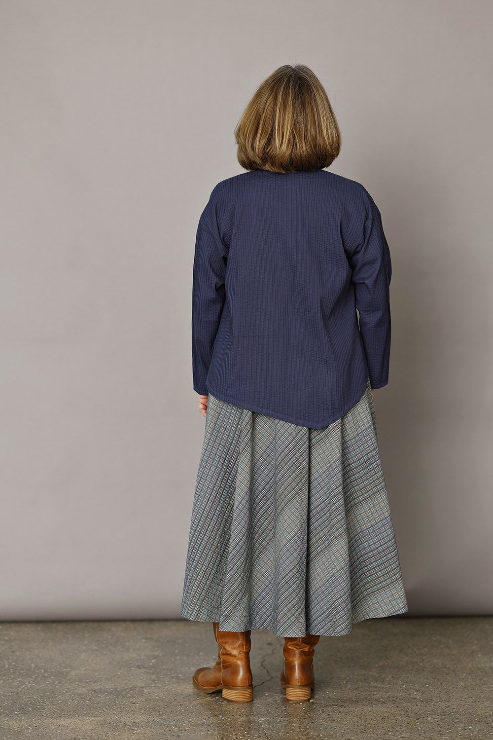 ym-1023991-n-8211-skjorte-asymmetrisk-mørkeblå-ss25-4