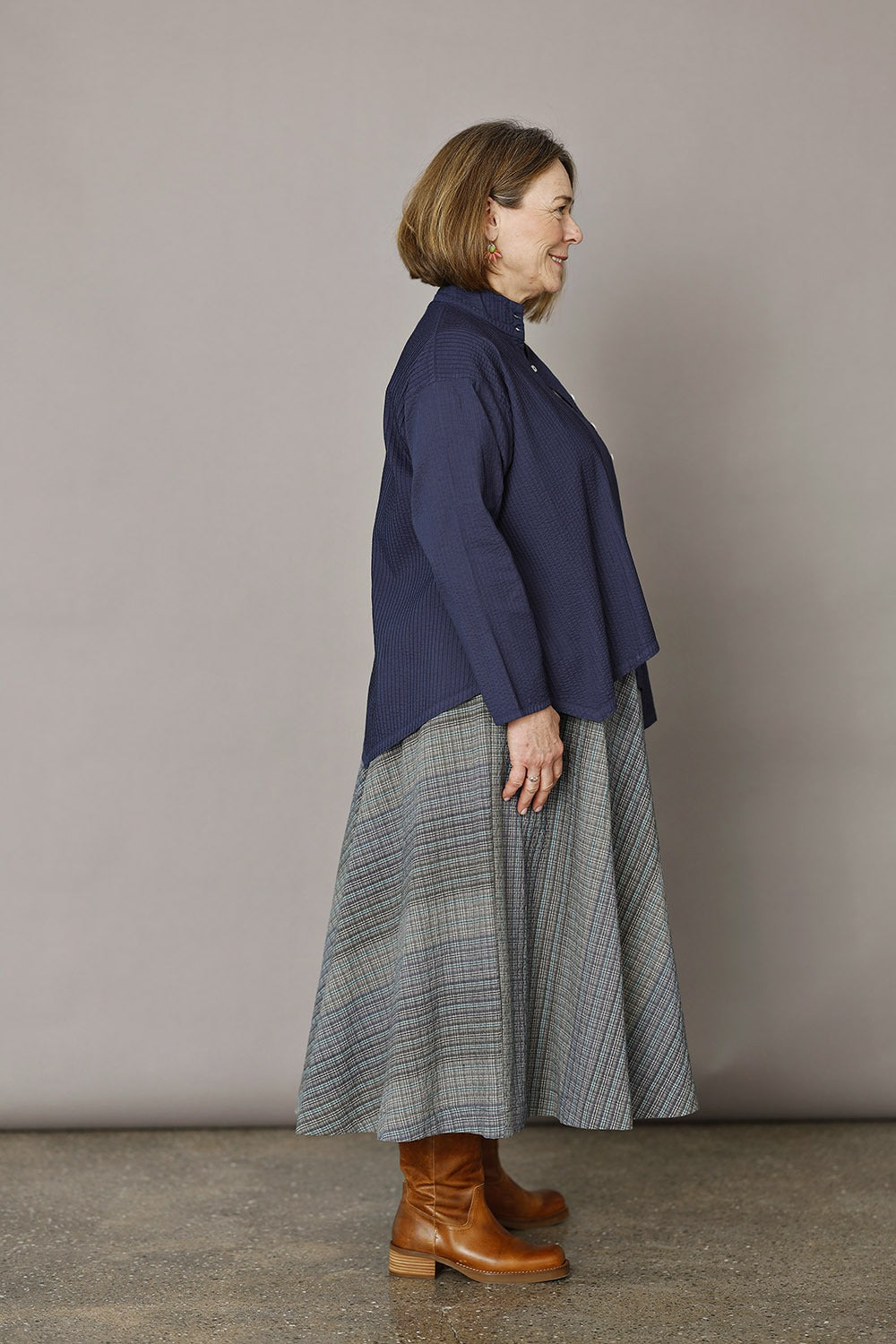 ym-1023991-n-8211-skjorte-asymmetrisk-mørkeblå-ss25-6