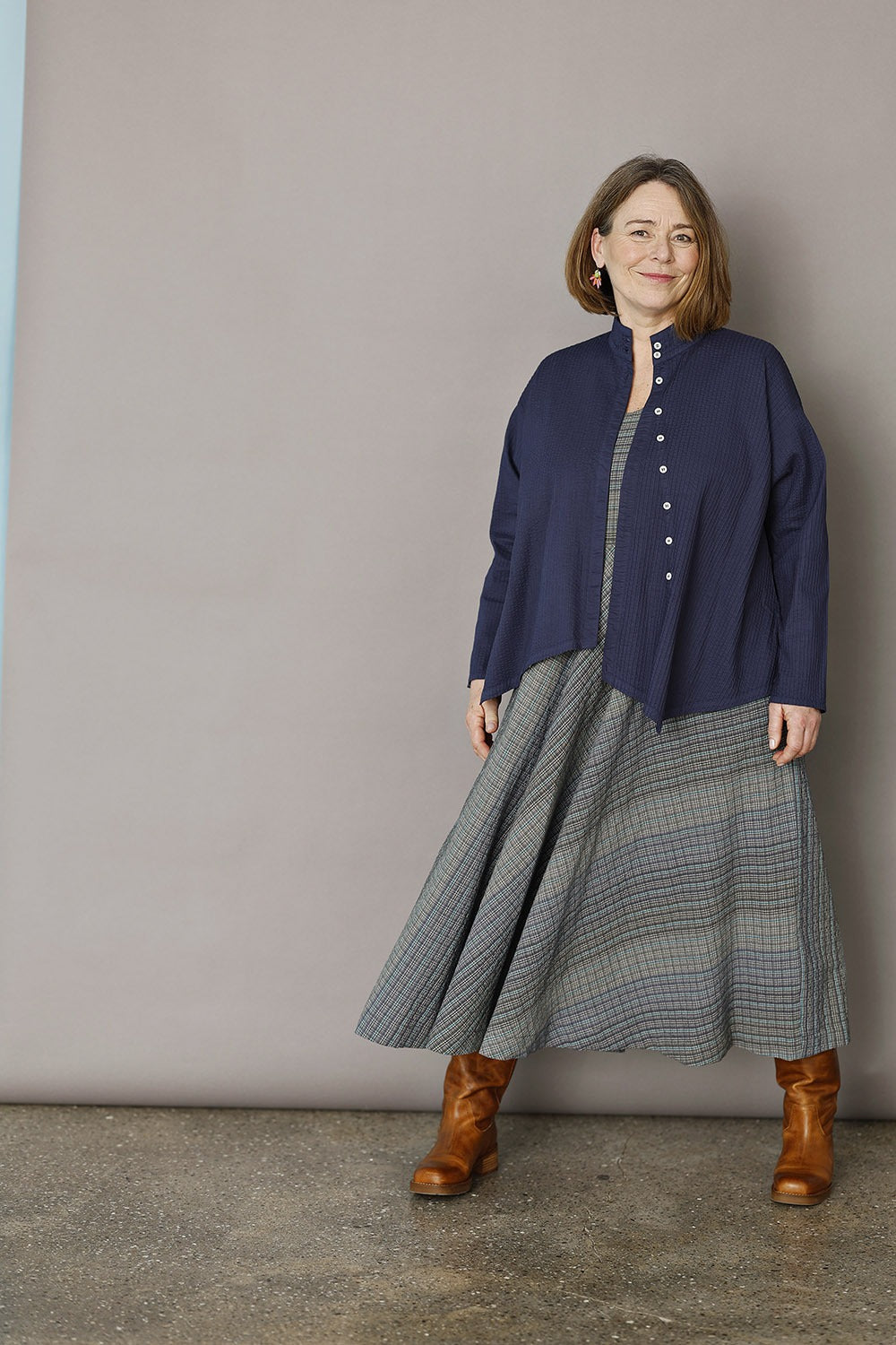 ym-1023991-n-8211-skjorte-asymmetrisk-mørkeblå-ss25-5