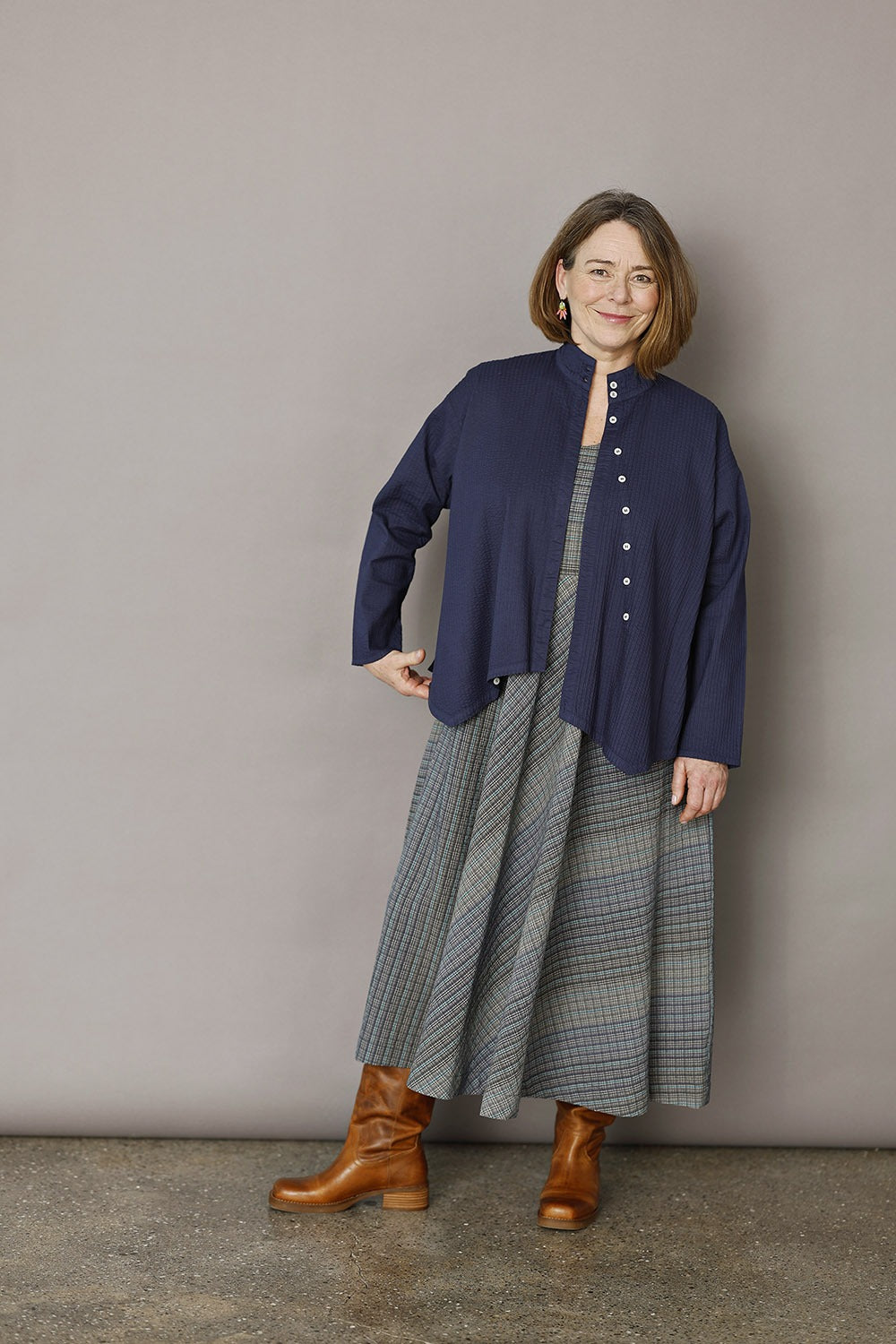 ym-1023991-n-8211-skjorte-asymmetrisk-mørkeblå-ss25