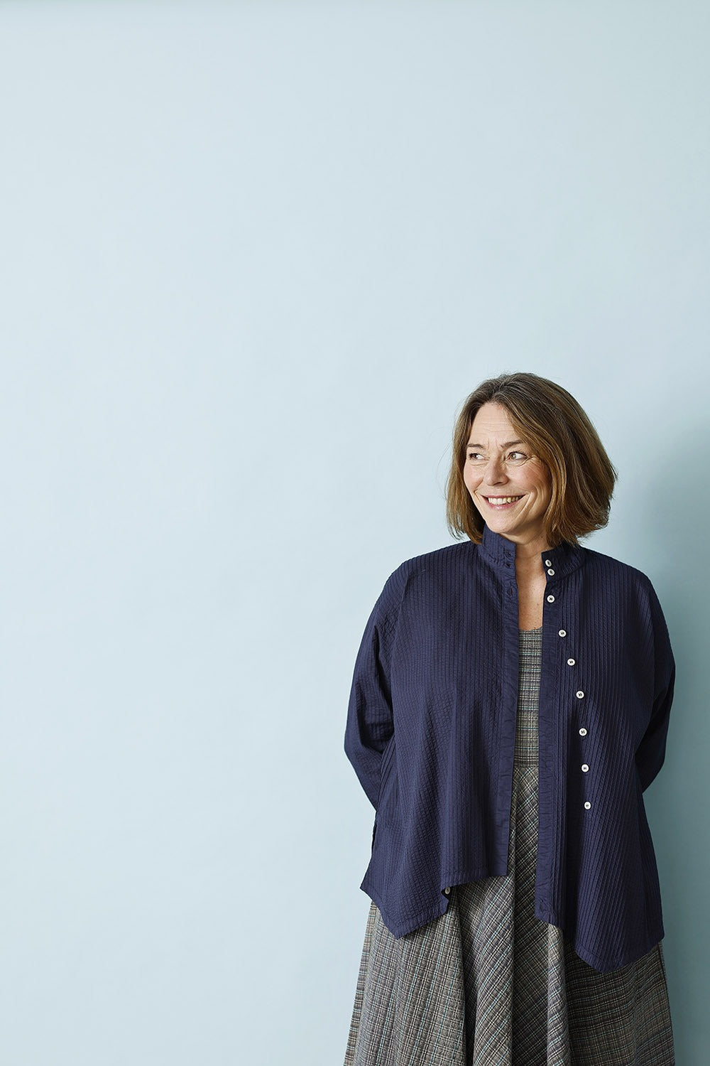 ym-1023991-n-8211-skjorte-asymmetrisk-mørkeblå-ss25-3