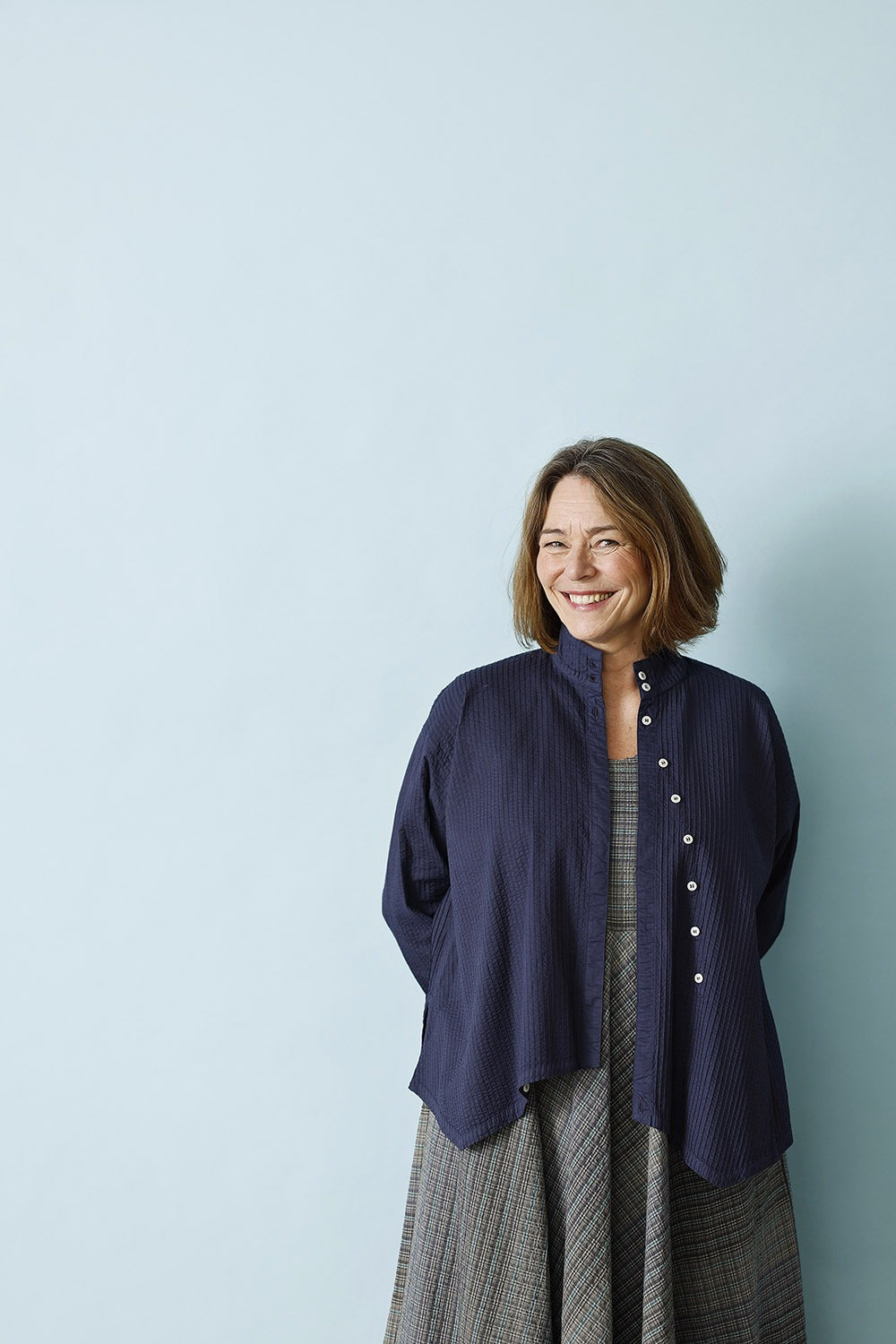 ym-1023991-n-8211-skjorte-asymmetrisk-mørkeblå-ss25-2