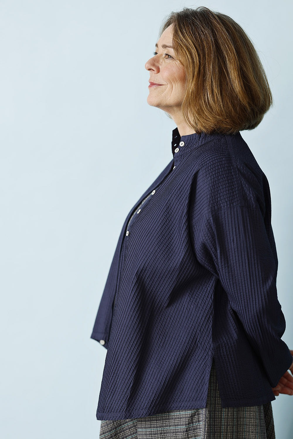 ym-1023991-n-8211-skjorte-asymmetrisk-mørkeblå-ss25-1