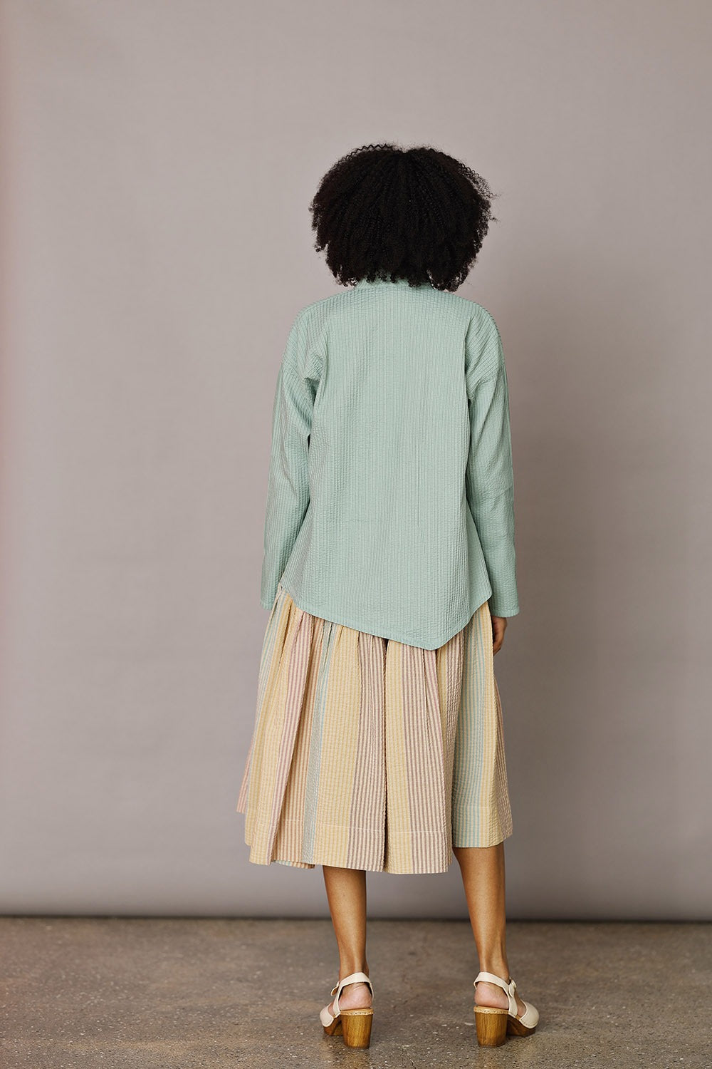 ym-1023991-n-7425-skjorte-yaccomaricard-jade-grøn-asymmestrik-4