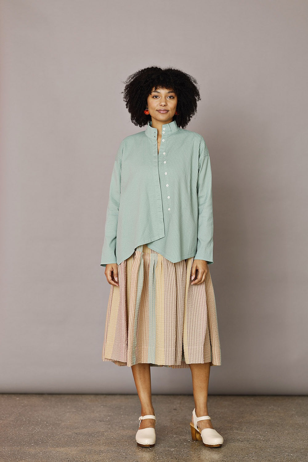 ym-1023991-n-7425-skjorte-yaccomaricard-jade-grøn-asymmestrik-7