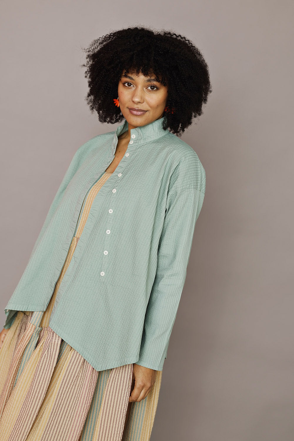 ym-1023991-n-7425-skjorte-yaccomaricard-jade-grøn-asymmestrik-3