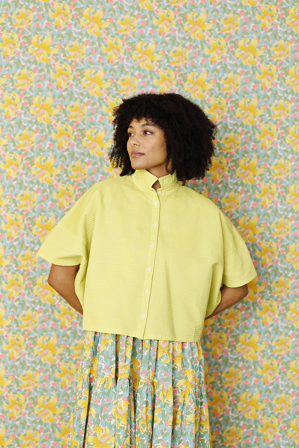 ym-1023992-7417-skjorte-shirt-yaccomaricard-neon-gul-yellow-sommerskjote-lagpålag-ss25-3