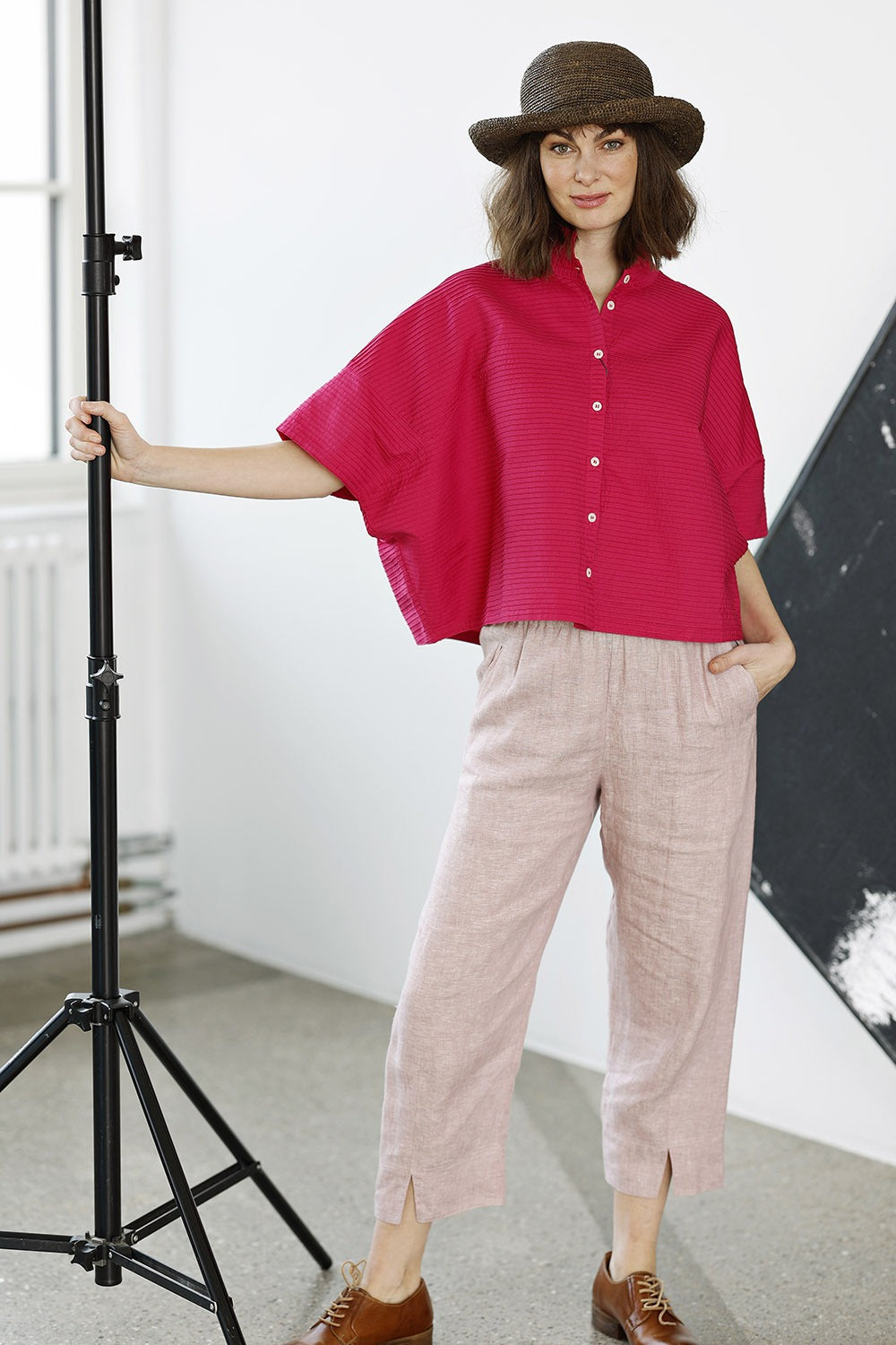 ym-1023992-4216-skjorte-sommerskjorte-summershirt-hotpink-pink-ss25-yaccomaricars-8