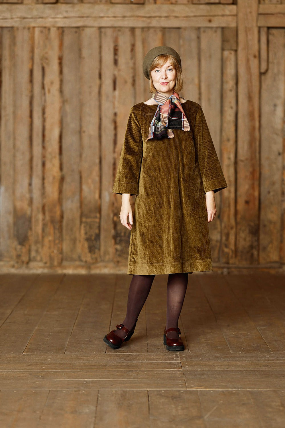 mc987b-golden-gylden-fløjlskjole-mcverdi-kjole-fløjl-2