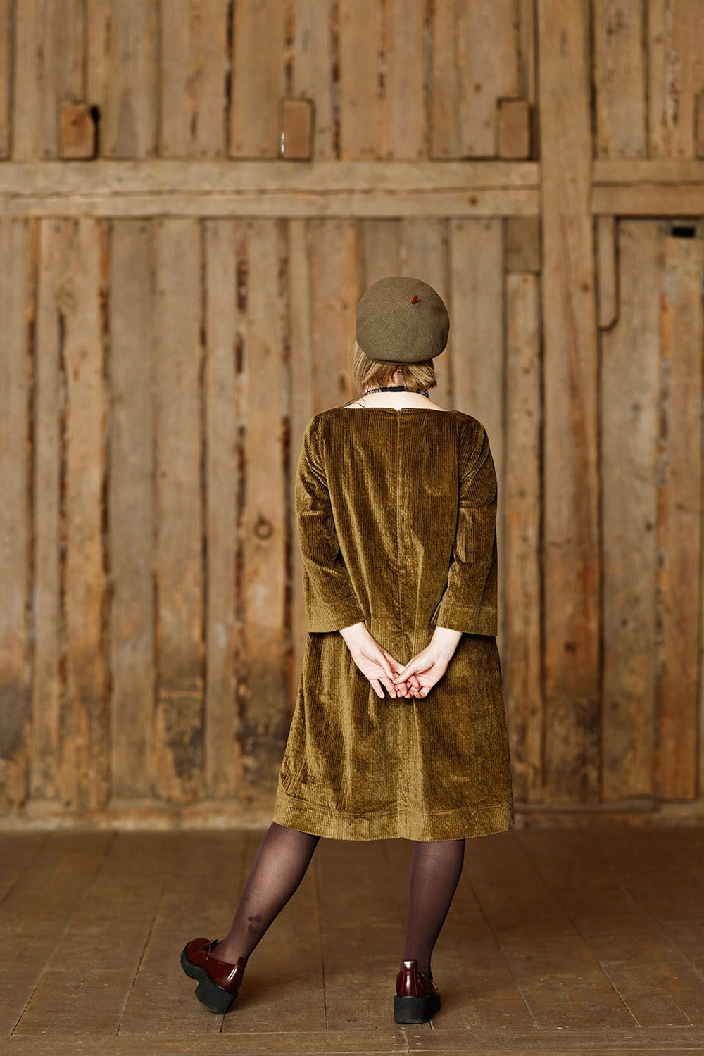 mc987b-golden-gylden-fløjlskjole-mcverdi-kjole-fløjl-4