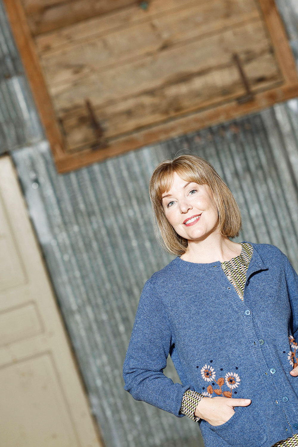 florence-blå-cardigan-med-broderi-wool-mansted-2