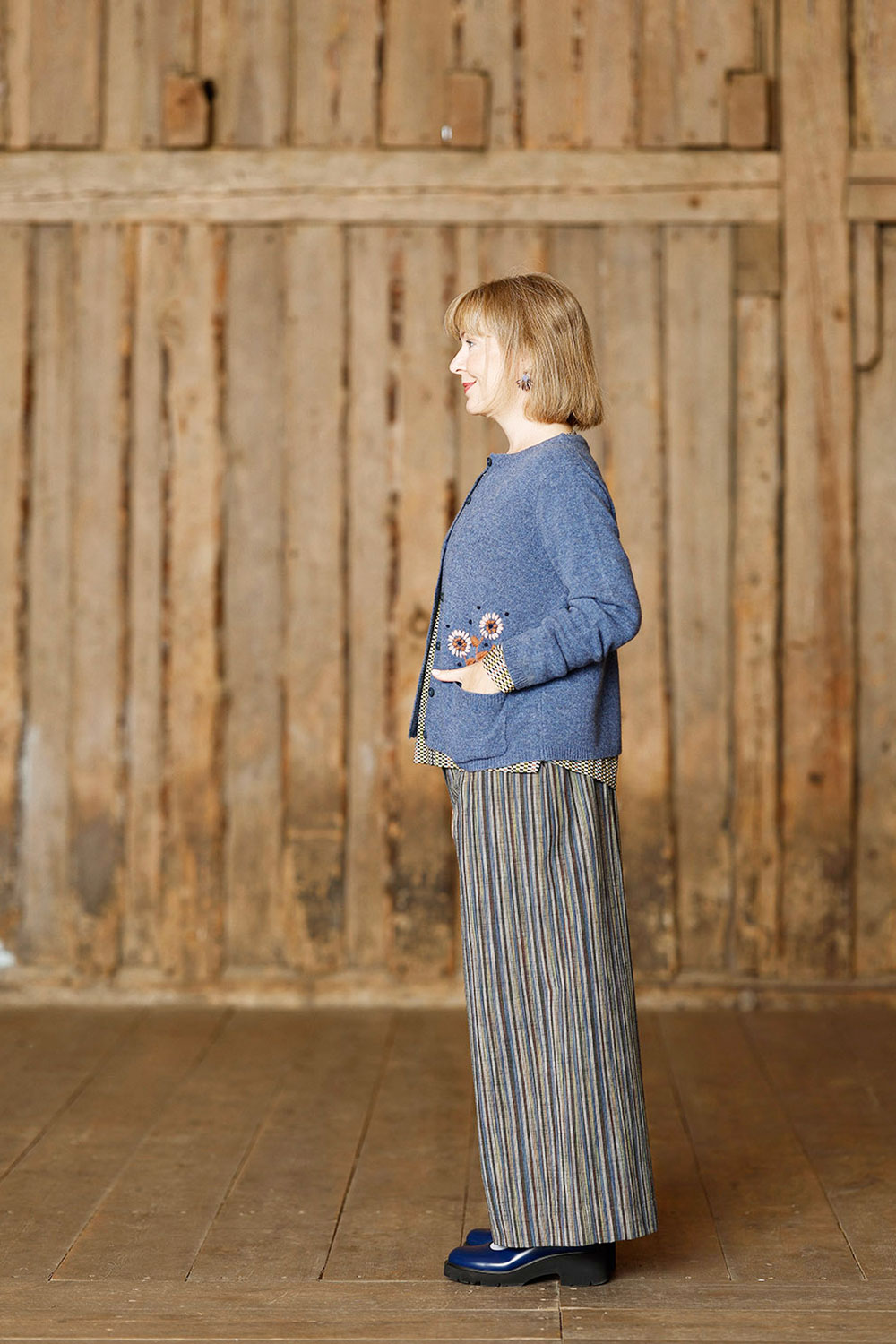 florence-blå-cardigan-med-broderi-wool-mansted-6