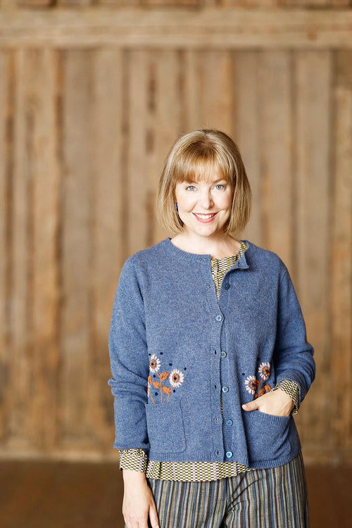 florence-blå-cardigan-med-broderi-wool-mansted-4
