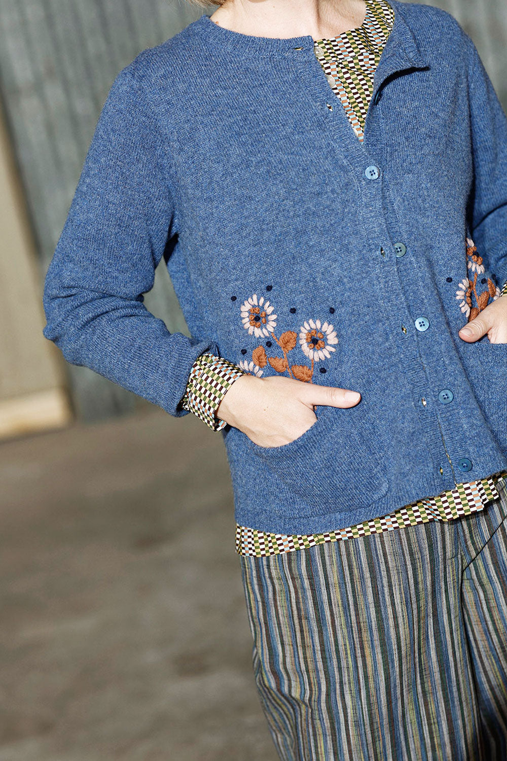 florence-blå-cardigan-med-broderi-wool-mansted