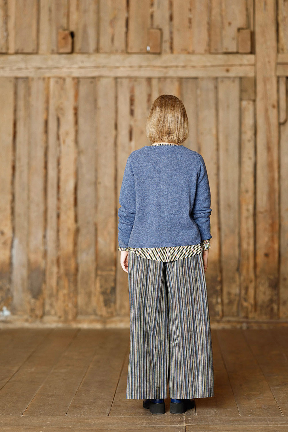 florence-blå-cardigan-med-broderi-wool-mansted-5