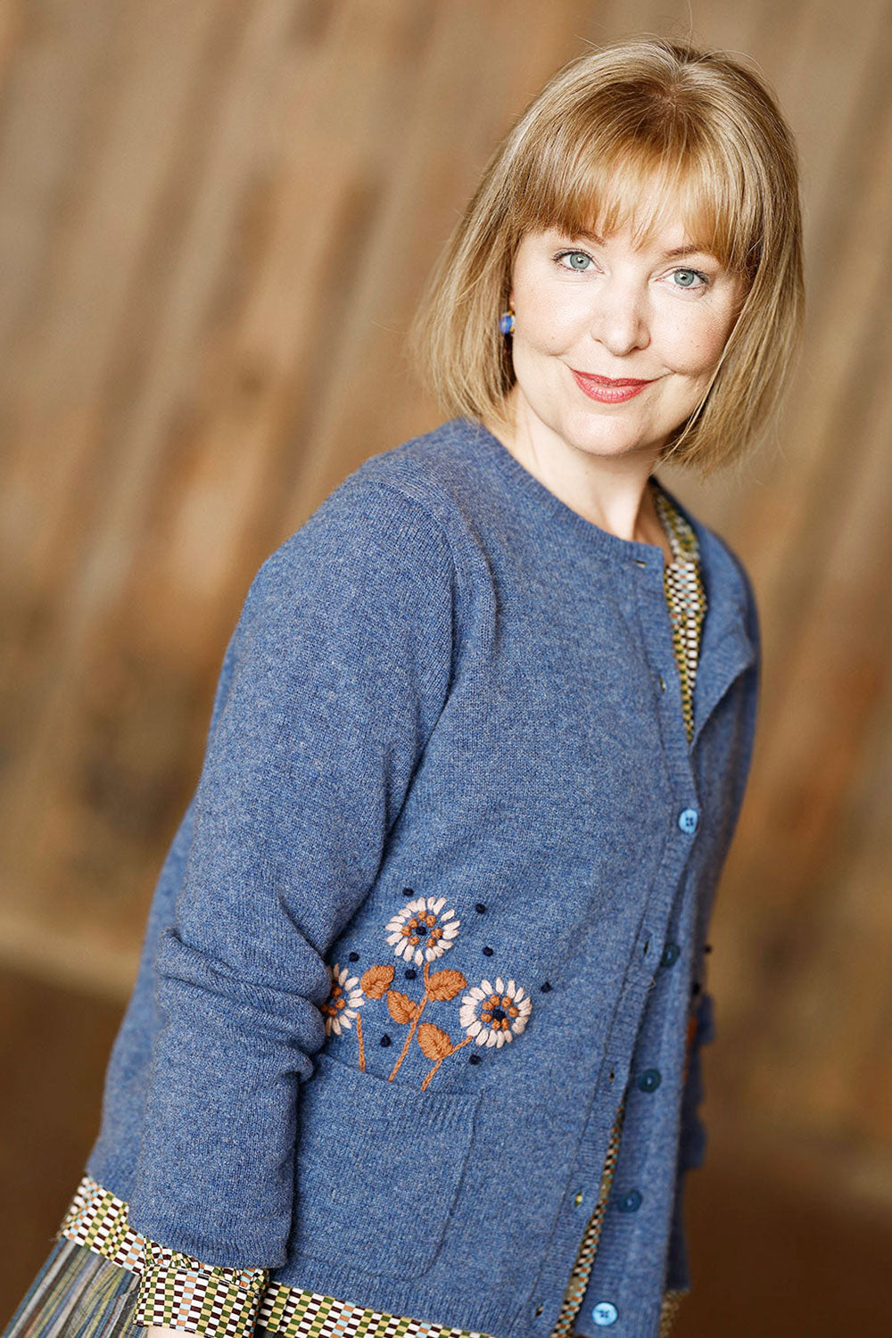 florence-blå-cardigan-med-broderi-wool-mansted-3