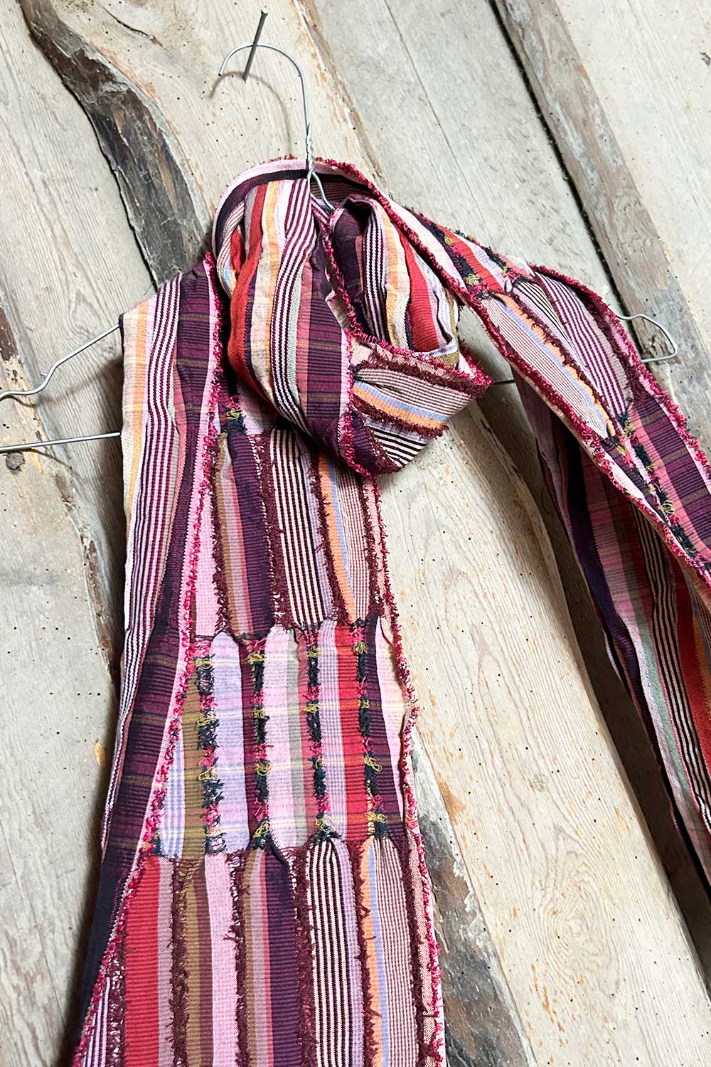 w48303-peonia-pomegranate-tørklæde-wallace-sewell-silk-wool-1