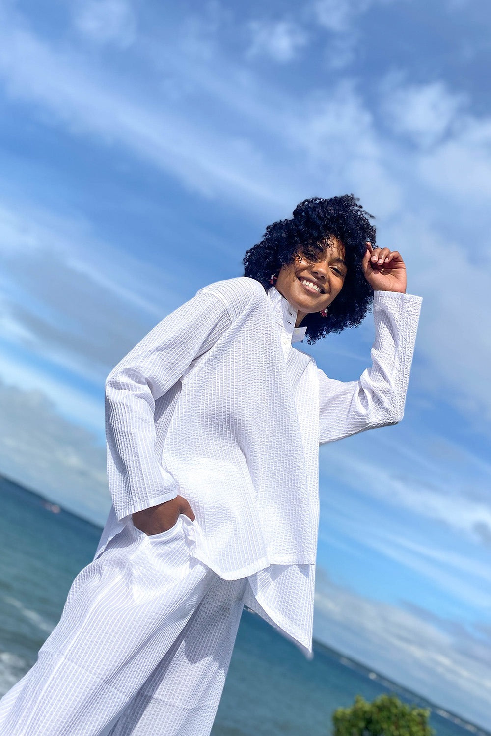 ym-1021836-0200 – asymmetrisk hvid skjorte-1. jpg