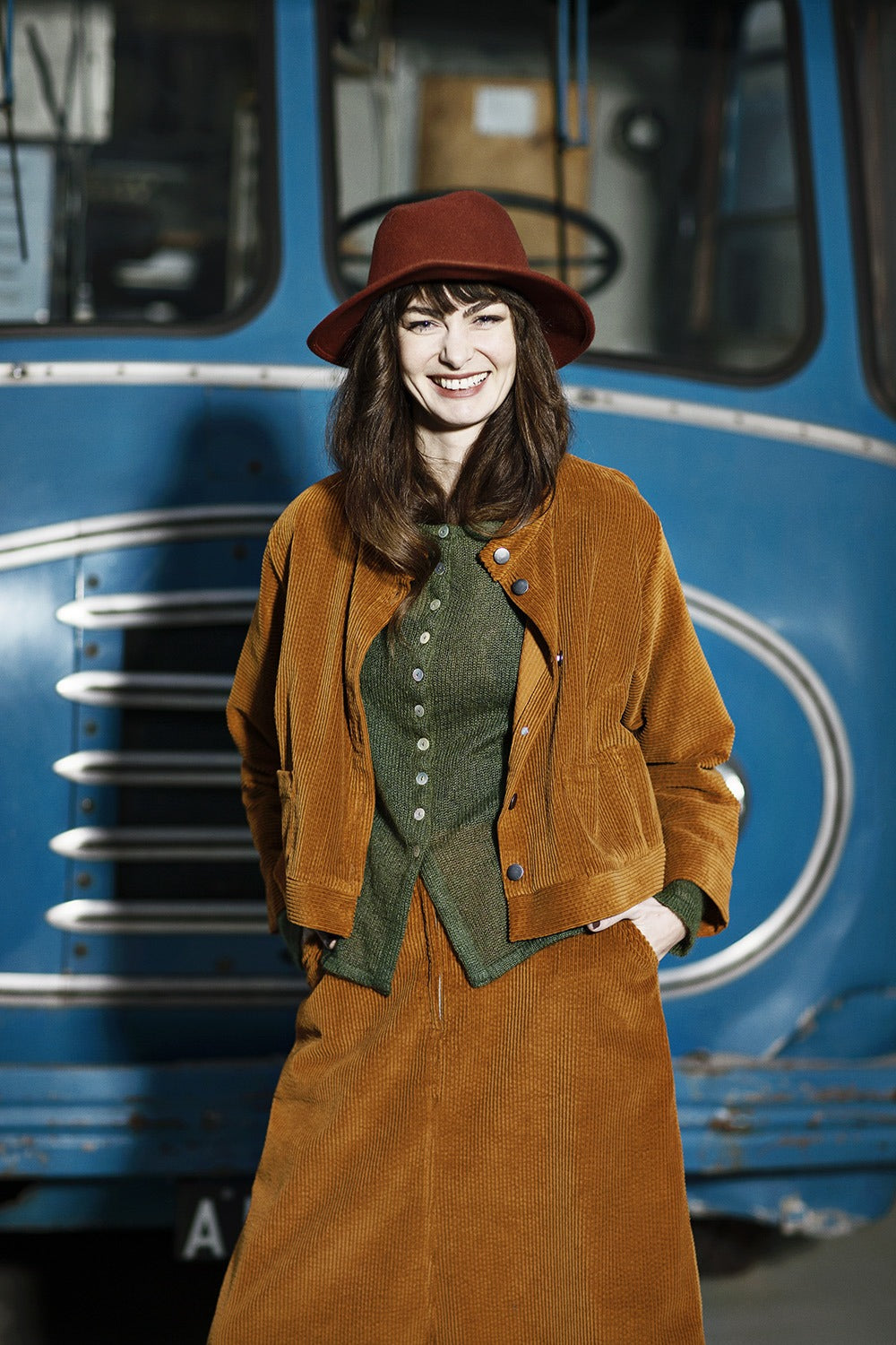 Mc787a-terracotta-fløjlsjakke-Mc787g-terracotta-fløjlsnederdel-Mc795a-grøn-strik-mcverdi-2