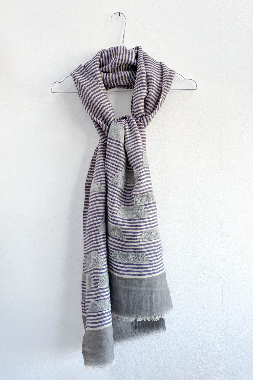 blå-stribet-broderi-tørklæde-mcverdi-scarf-accesories-tilbehør-4