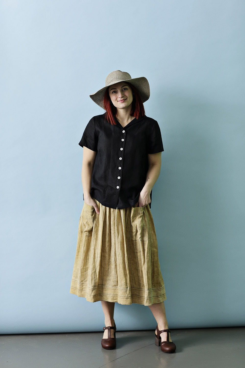 mc732a-ba-black linen top-blouse buttons-mcvedi- hørbluse med knapper