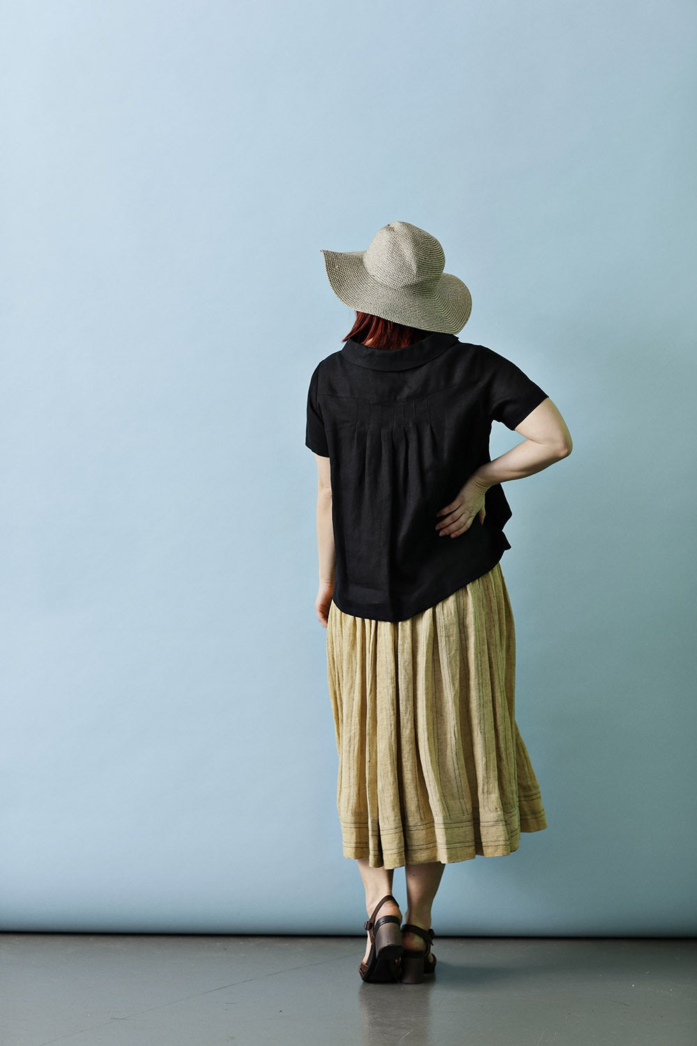 mc732a-ba-black linen top-blouse buttons-mcvedi- hørbluse med knapper-2