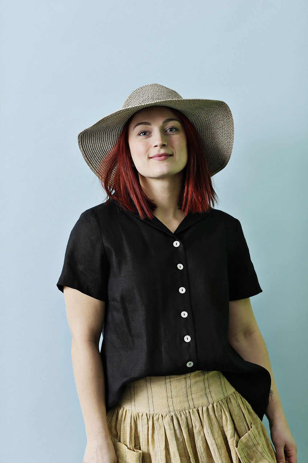 mc732a-ba-black linen top-blouse buttons-mcvedi- hørbluse med knapper-4