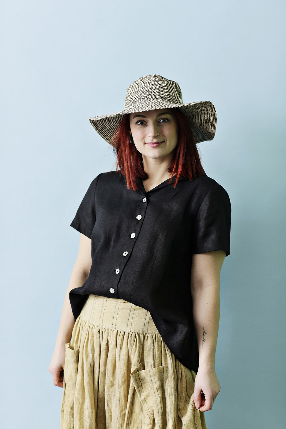 mc732a-ba-black linen top-blouse buttons-mcvedi- hørbluse med knapper-5