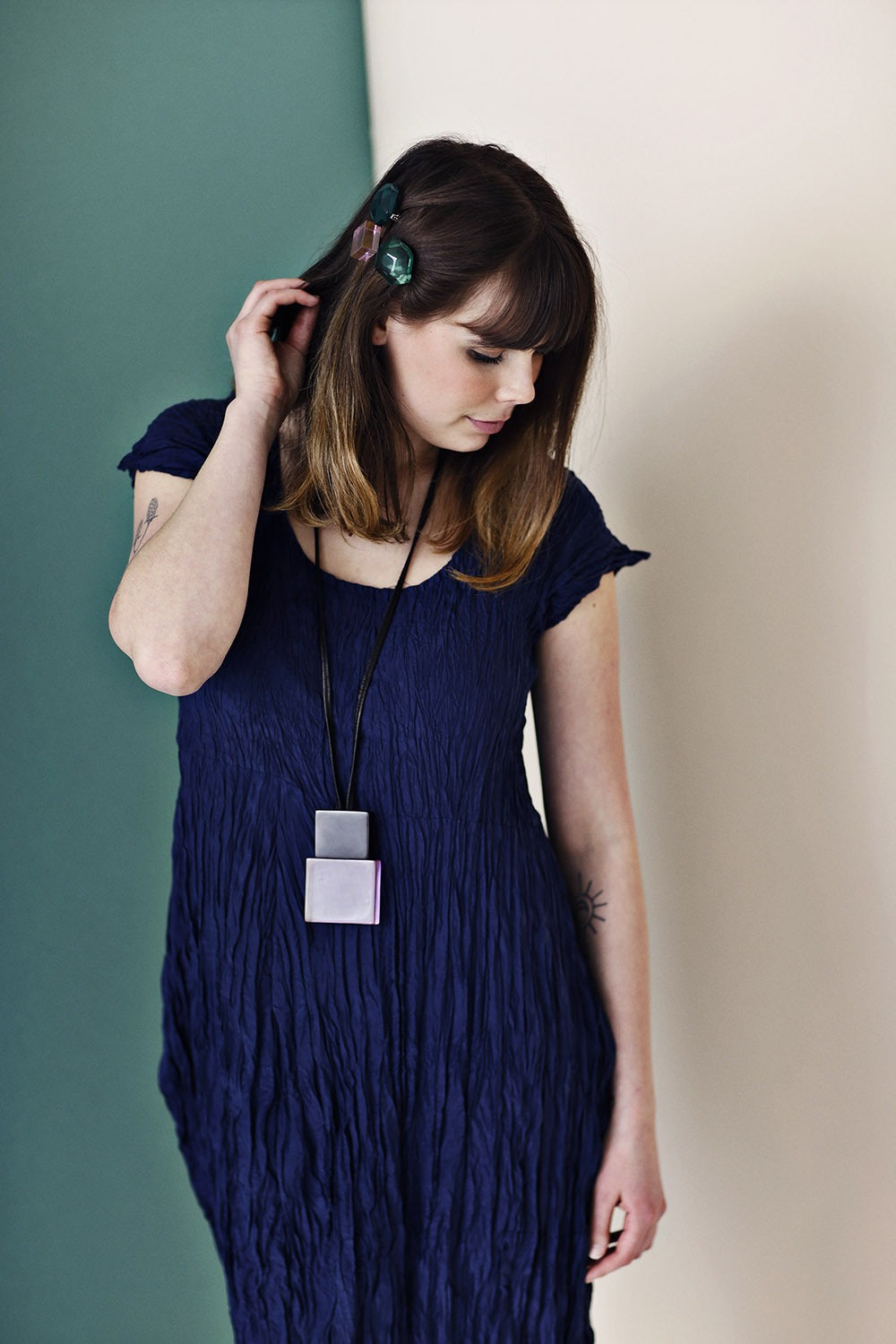 myrtespiel-120306-0323-raum-dark-blue-silk-dress-3