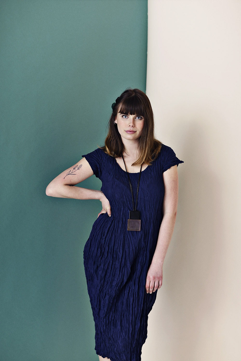 myrtespiel-120306-0323-raum-dark-blue-silk-dress-2