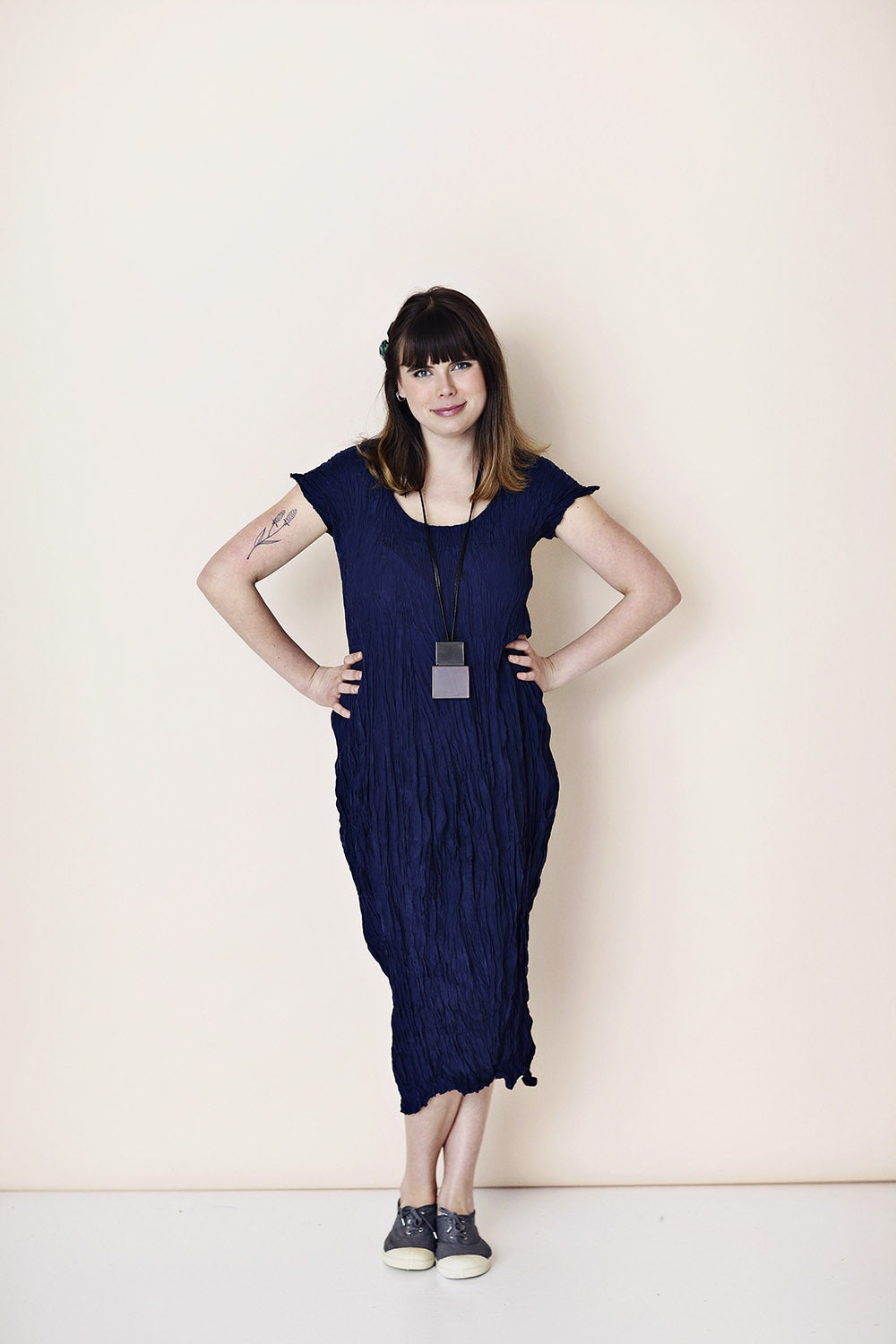 myrtespiel-120306-0323-raum-dark-blue-silk-dress-1