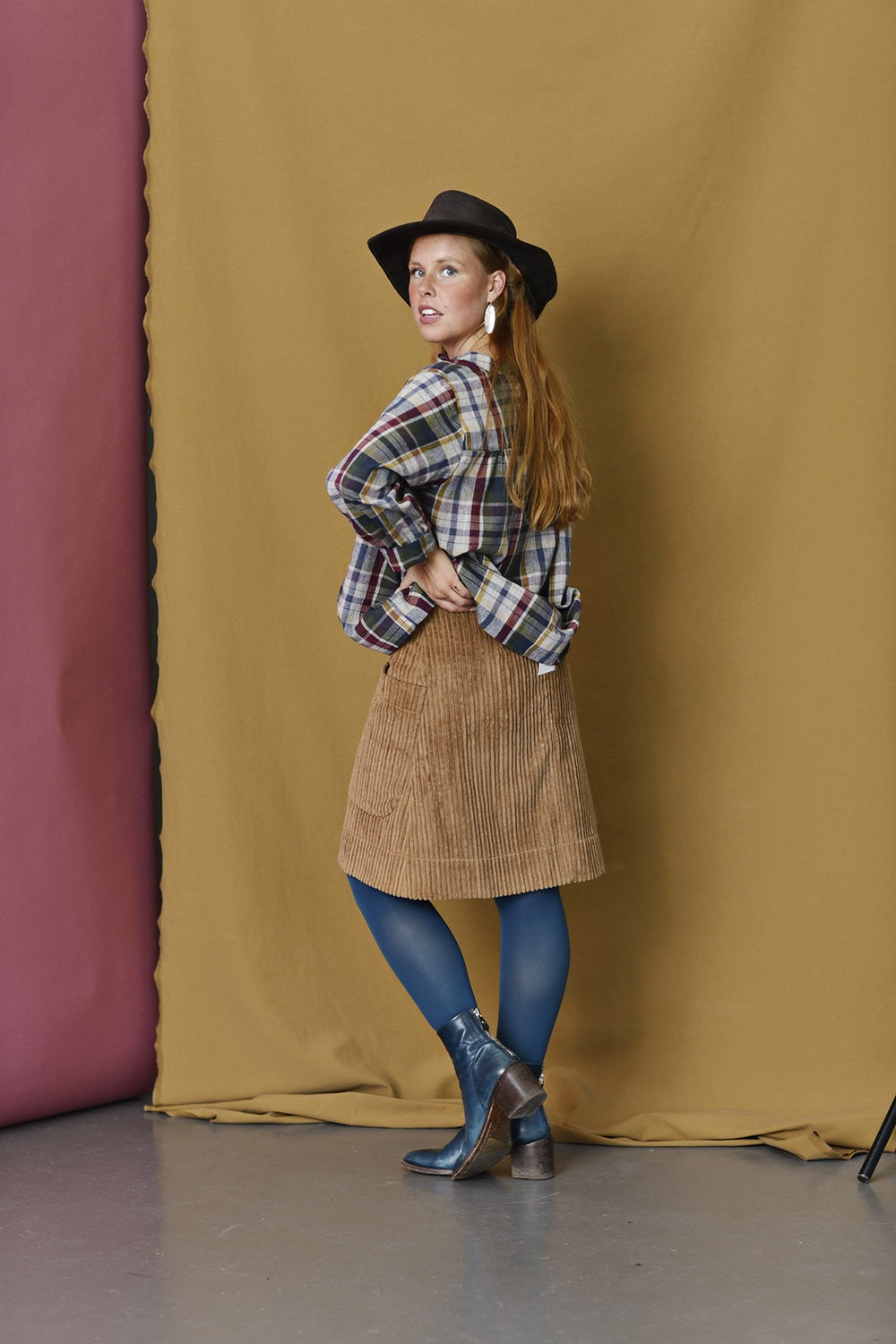 Mc827b-toffee-karamelfarvet-fløjlsnederdel-mcverdi-nederdel-lommer-short-winter-skirt-corduroy-3